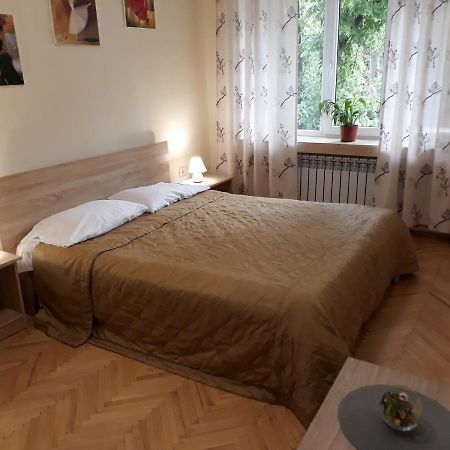 Затишні Апартаментами Біля Озера Ternopil Bagian luar foto
