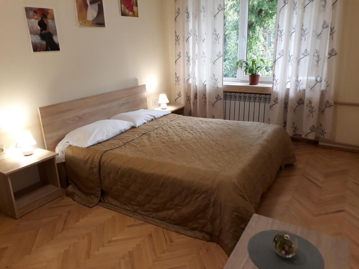 Затишні Апартаментами Біля Озера Ternopil Bagian luar foto