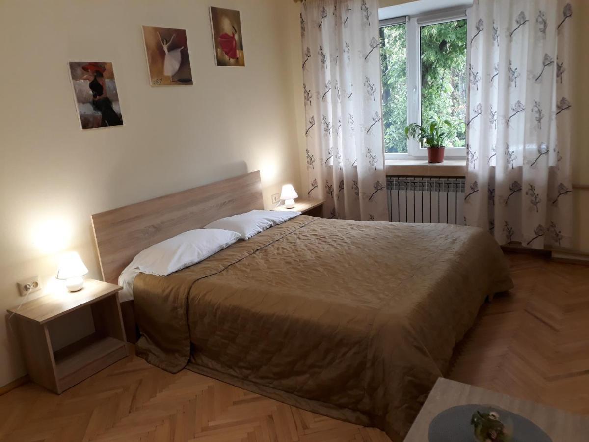 Затишні Апартаментами Біля Озера Ternopil Bagian luar foto